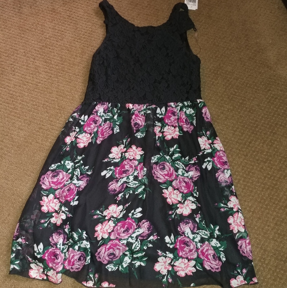 Nwt Knee length floral and lace dress